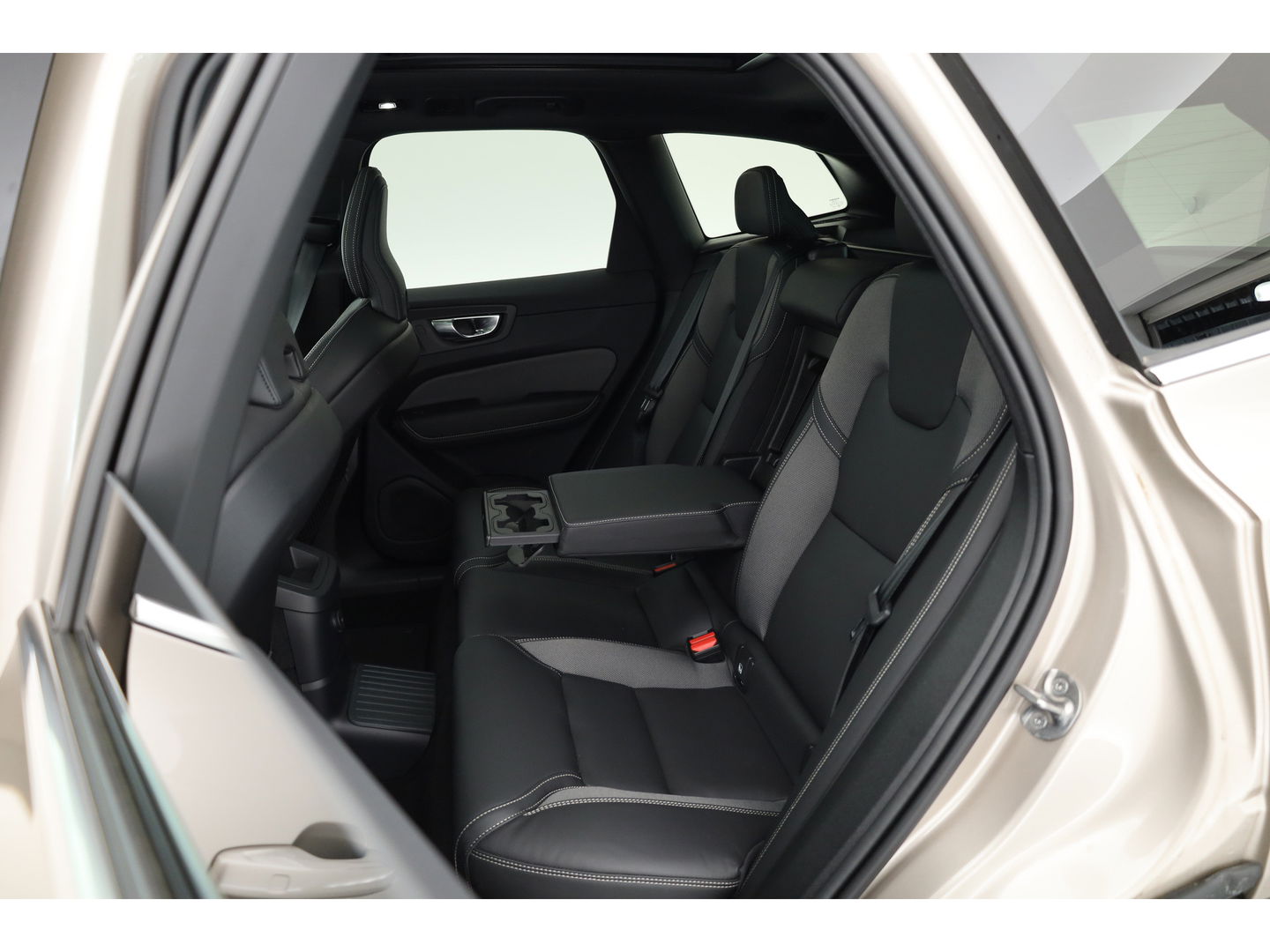 Volvo XC60 2.0 T6 Plug-in hybrid AWD Plus Bright | Pano-dak | H&K Audio | stoel + stuurverwarming |