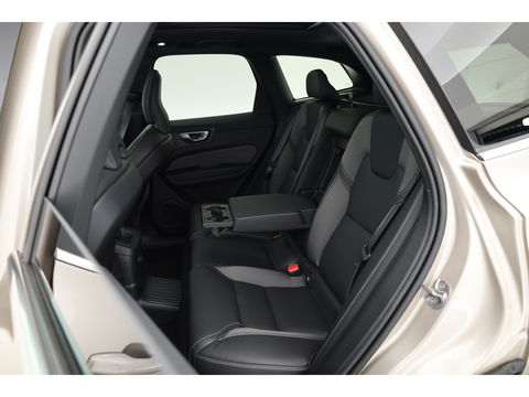 Volvo XC60 2.0 T6 Plug-in hybrid AWD Plus Bright | Pano-dak | H&K Audio | stoel + stuurverwarming |