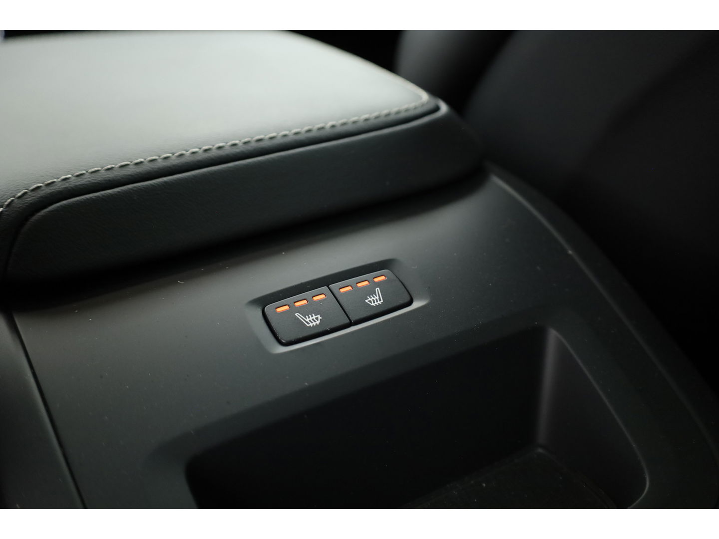 Volvo XC60 2.0 T6 Plug-in hybrid AWD Plus Bright | Pano-dak | H&K Audio | stoel + stuurverwarming |