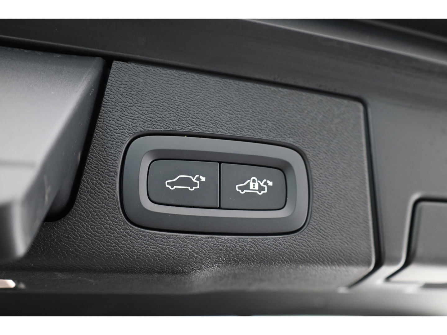 Volvo XC60 2.0 T6 Plug-in hybrid AWD Plus Bright | Pano-dak | H&K Audio | stoel + stuurverwarming |