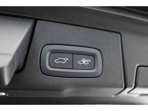 Volvo XC60 2.0 T6 Plug-in hybrid AWD Plus Bright | Pano-dak | H&K Audio | stoel + stuurverwarming |