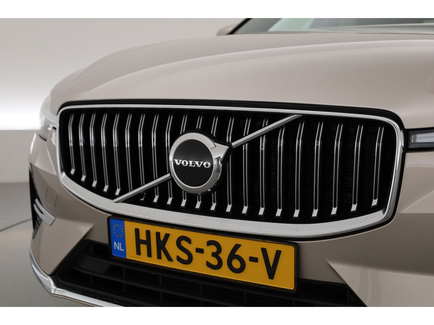 Volvo XC60 2.0 T6 Plug-in hybrid AWD Plus Bright | Pano-dak | H&K Audio | stoel + stuurverwarming |