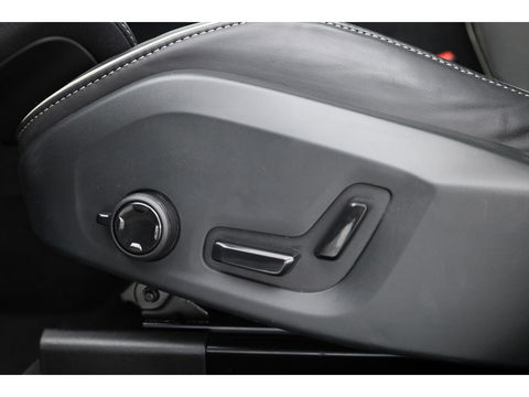 Volvo XC60 2.0 T6 Plug-in hybrid AWD Plus Bright | Pano-dak | H&K Audio | stoel + stuurverwarming |