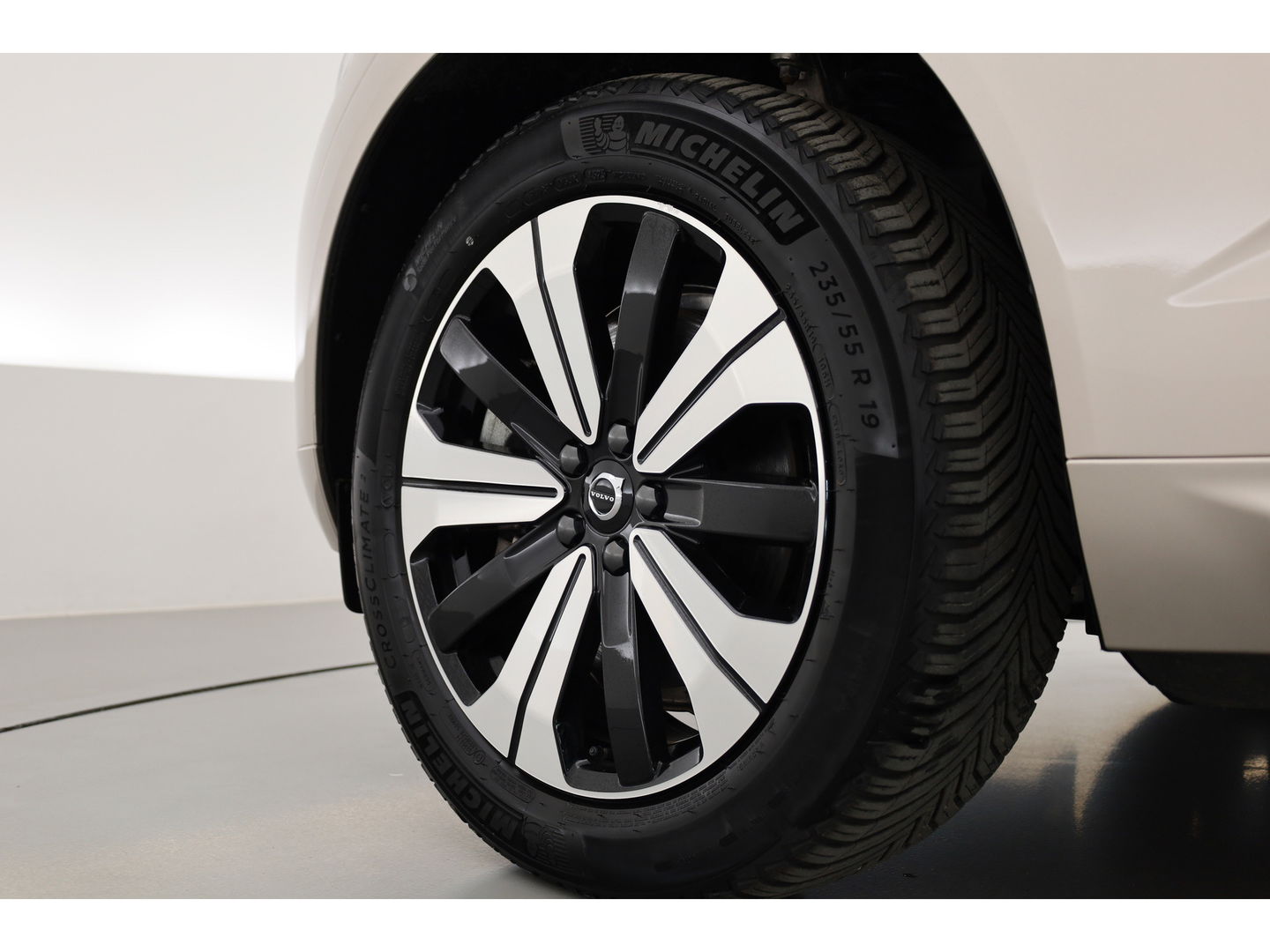 Volvo XC60 2.0 T6 Plug-in hybrid AWD Plus Bright | Pano-dak | H&K Audio | stoel + stuurverwarming |