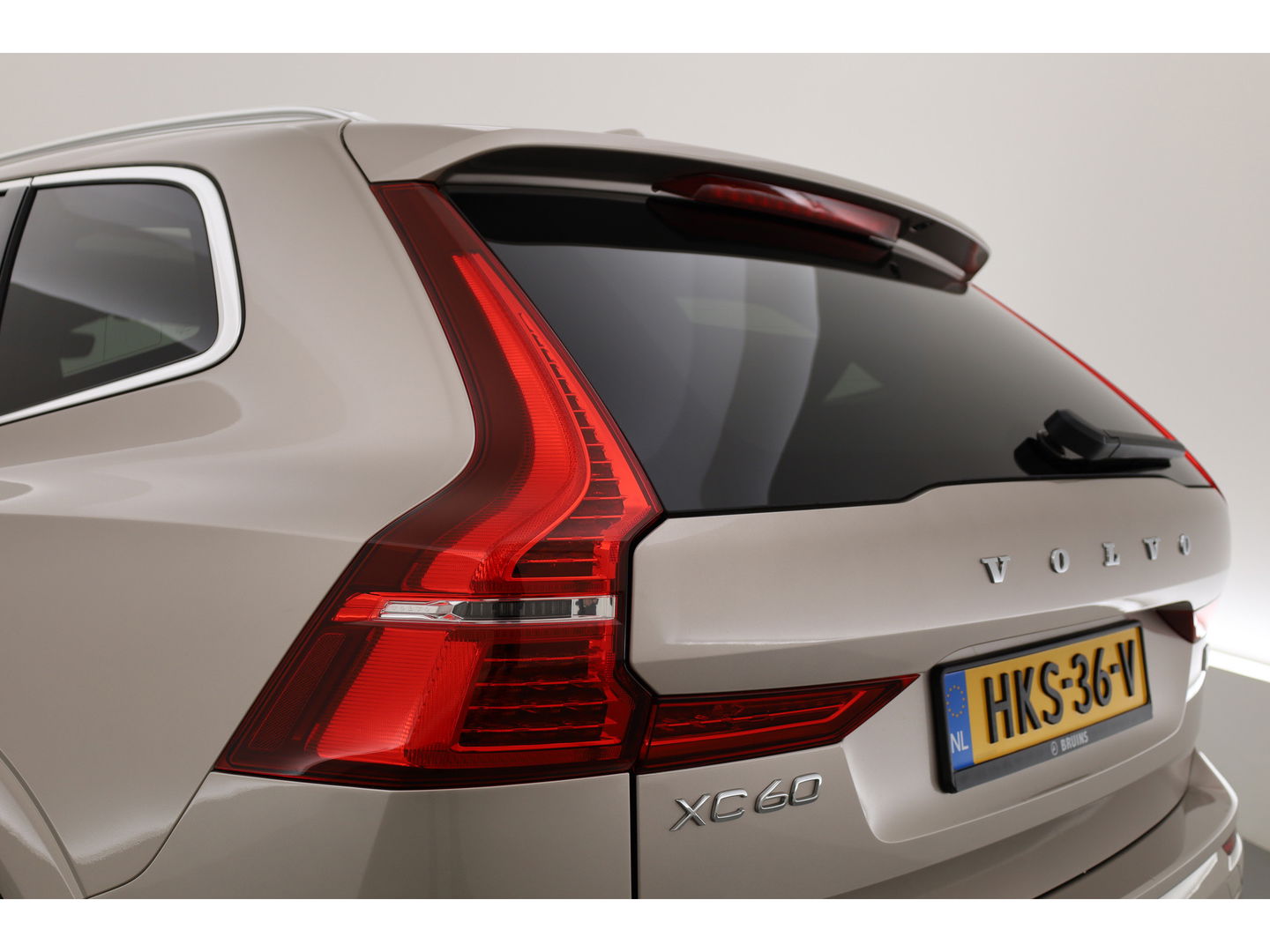 Volvo XC60 2.0 T6 Plug-in hybrid AWD Plus Bright | Pano-dak | H&K Audio | stoel + stuurverwarming |