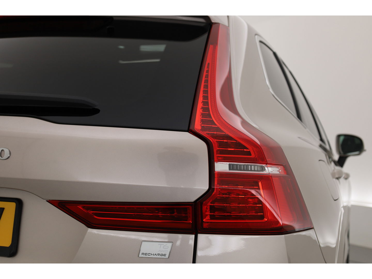 Volvo XC60 2.0 T6 Plug-in hybrid AWD Plus Bright | Pano-dak | H&K Audio | stoel + stuurverwarming |