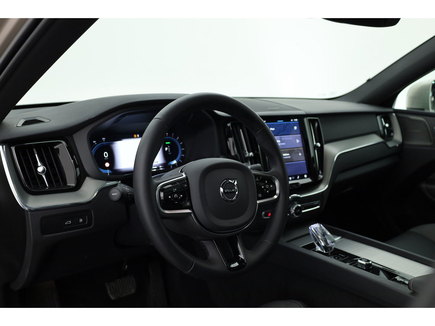 Volvo XC60 2.0 T6 Plug-in hybrid AWD Plus Bright | Pano-dak | H&K Audio | stoel + stuurverwarming |