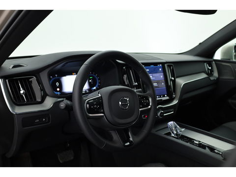 Volvo XC60 2.0 T6 Plug-in hybrid AWD Plus Bright | Pano-dak | H&K Audio | stoel + stuurverwarming |