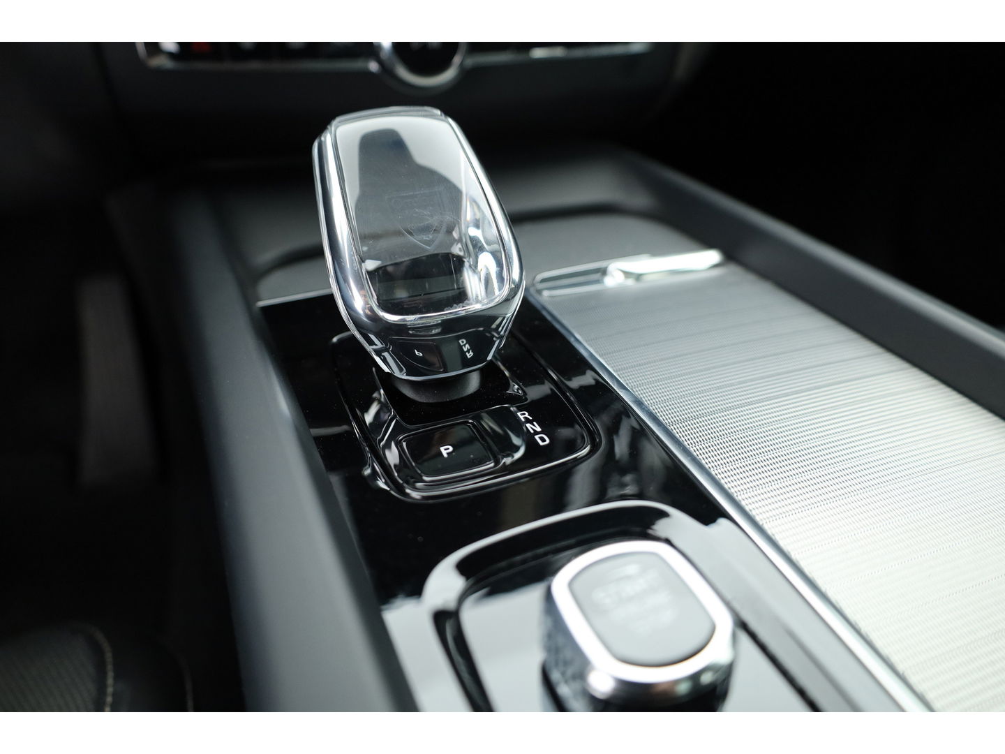 Volvo XC60 2.0 T6 Plug-in hybrid AWD Plus Bright | Pano-dak | H&K Audio | stoel + stuurverwarming |