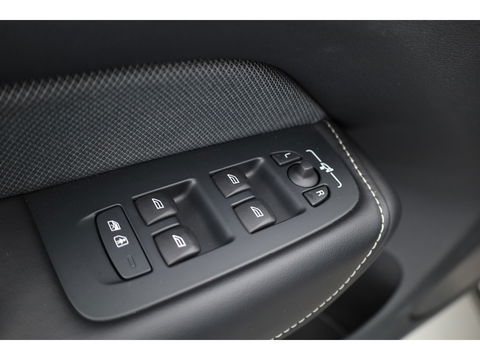 Volvo XC60 2.0 T6 Plug-in hybrid AWD Plus Bright | Pano-dak | H&K Audio | stoel + stuurverwarming |