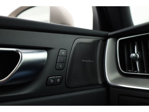 Volvo XC60 2.0 T6 Plug-in hybrid AWD Plus Bright | Pano-dak | H&K Audio | stoel + stuurverwarming |