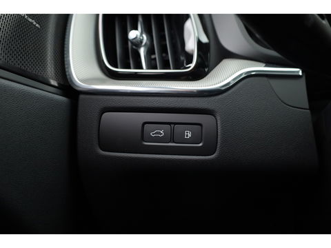 Volvo XC60 2.0 T6 Plug-in hybrid AWD Plus Bright | Pano-dak | H&K Audio | stoel + stuurverwarming |