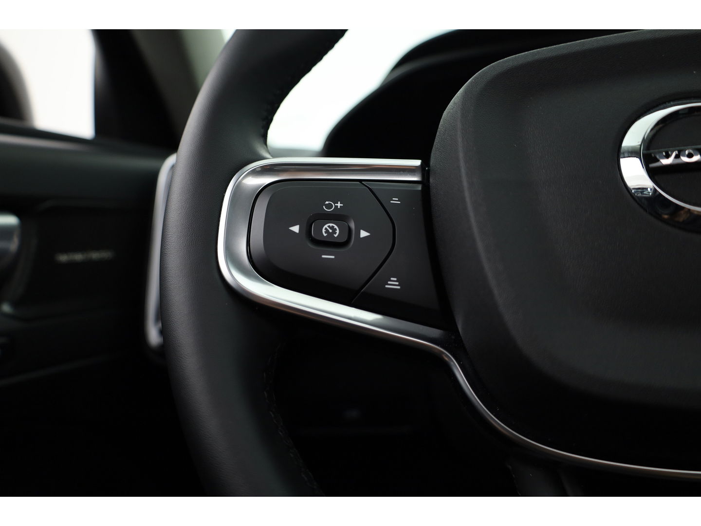 Volvo XC40 2.0 B4 Ultra Dark | Pano | Matrix LED | 360cam | 21'' | Pilot Assist | H&K