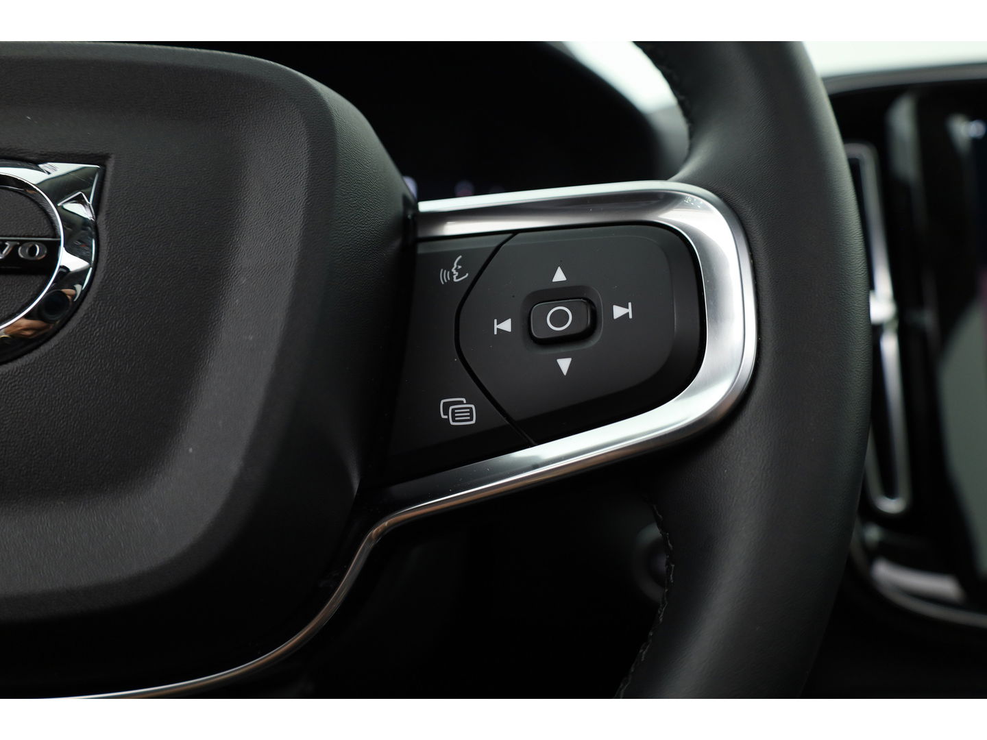 Volvo XC40 2.0 B4 Ultra Dark | Pano | Matrix LED | 360cam | 21'' | Pilot Assist | H&K