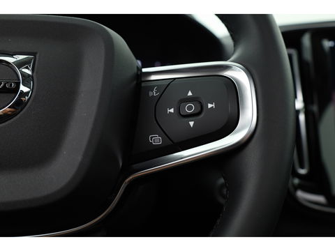 Volvo XC40 2.0 B4 Ultra Dark | Pano | Matrix LED | 360cam | 21'' | Pilot Assist | H&K