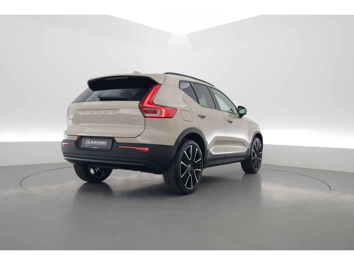 Volvo XC40 2.0 B4 Ultra Dark | Pano | Matrix LED | 360cam | 21'' | Pilot Assist | H&K