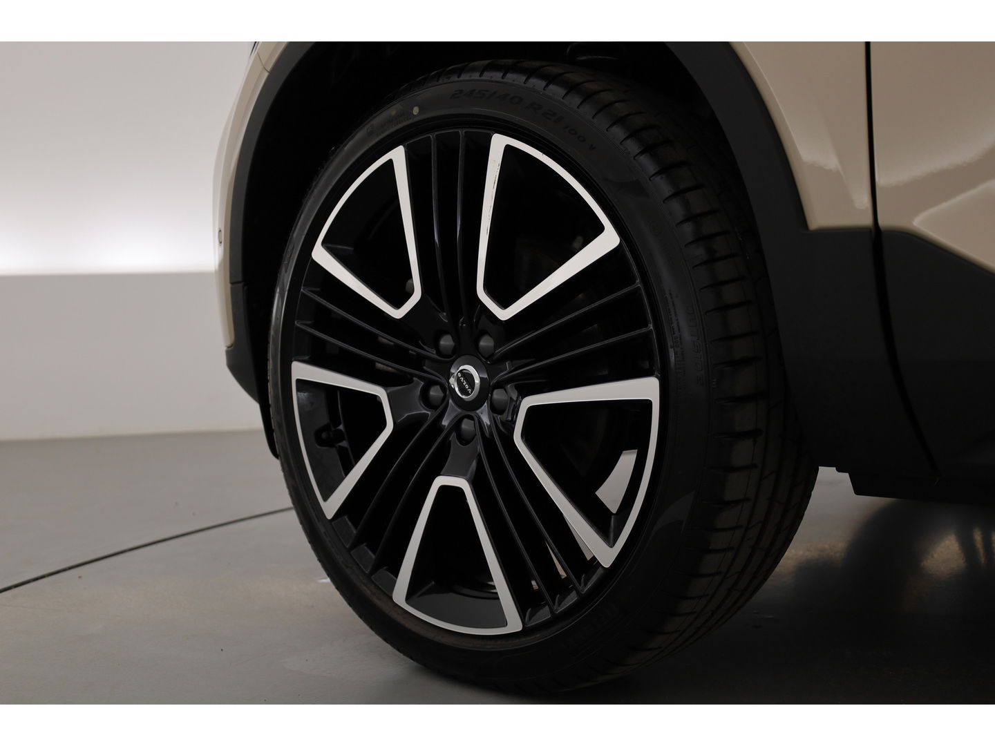 Volvo XC40 2.0 B4 Ultra Dark | Pano | Matrix LED | 360cam | 21'' | Pilot Assist | H&K