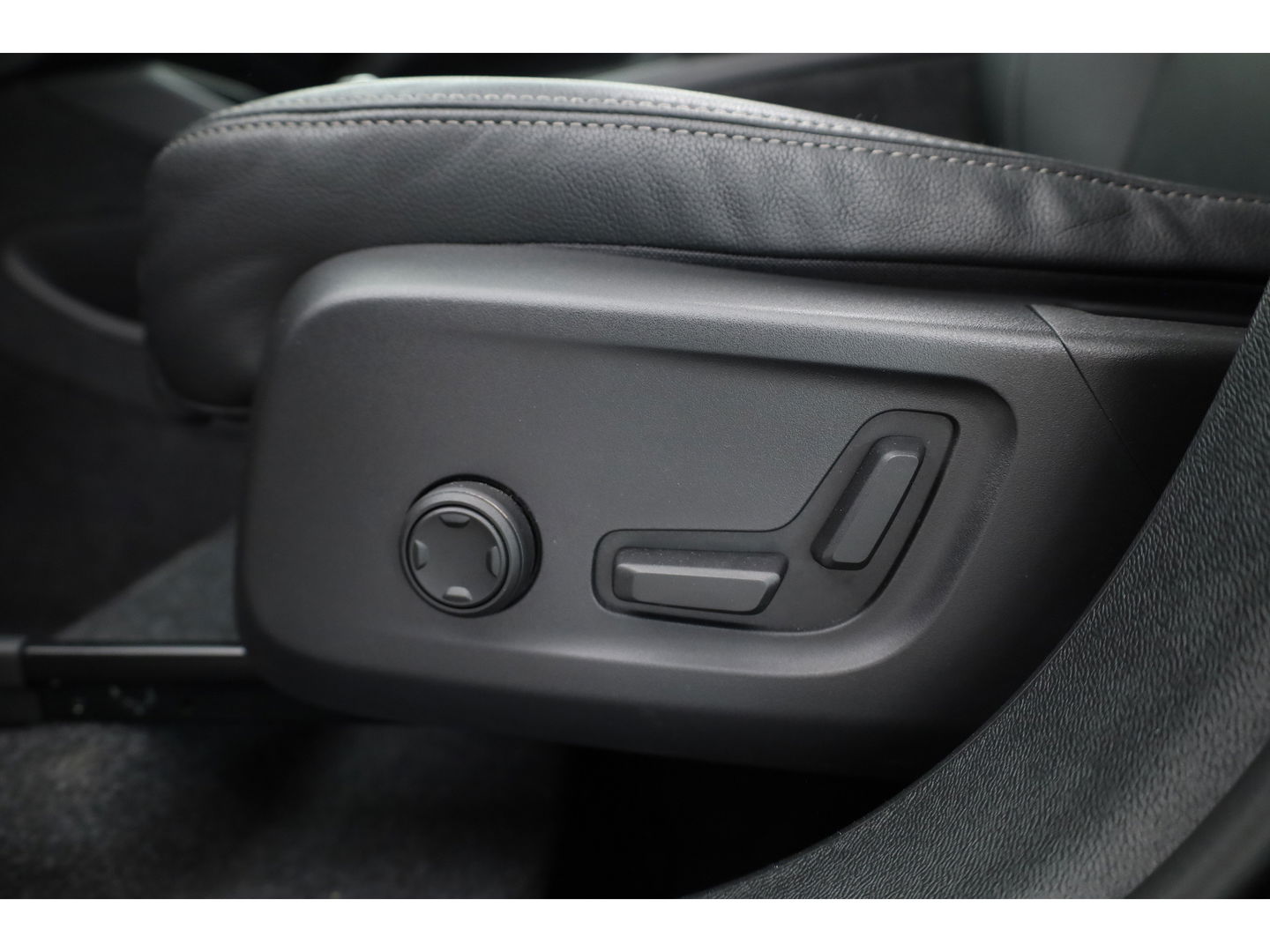 Volvo XC40 2.0 B4 Ultra Dark | Pano | Matrix LED | 360cam | 21'' | Pilot Assist | H&K