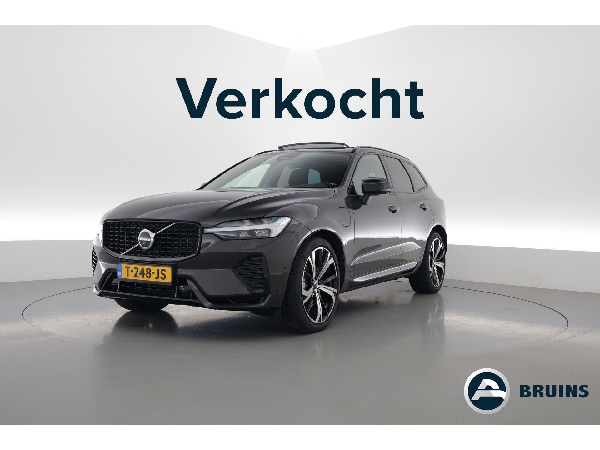Volvo XC60 2.0 T8 Plug-in hybrid AWD Ultimate Dark | Luchtvering | HUD | Trekhaak | B&W | Pano | Pilot Assist |
