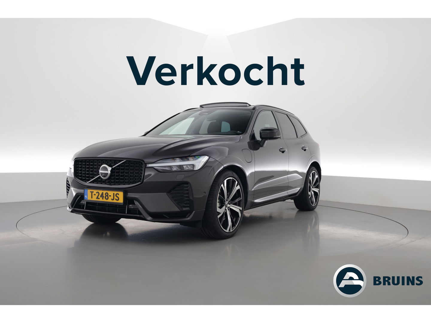 Volvo XC60 2.0 T8 Plug-in hybrid AWD Ultimate Dark | Luchtvering | HUD | Trekhaak | B&W | Pano | Pilot Assist |