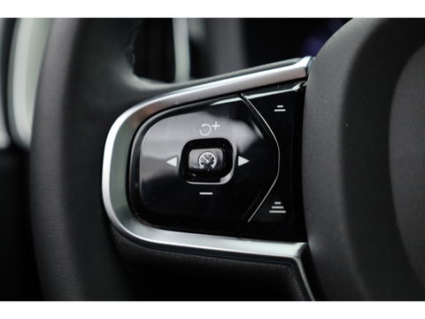 Volvo XC60 2.0 T8 Plug-in hybrid AWD Ultimate Dark | Luchtvering | HUD | Trekhaak | B&W | Pano | Pilot Assist |