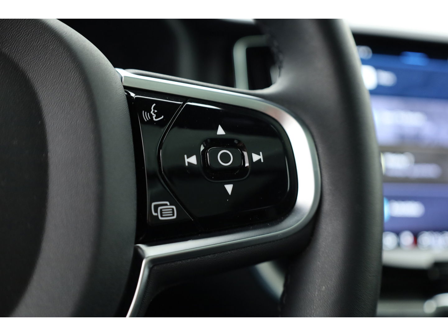 Volvo XC60 2.0 T8 Plug-in hybrid AWD Ultimate Dark | Luchtvering | HUD | Trekhaak | B&W | Pano | Pilot Assist |