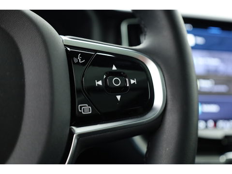 Volvo XC60 2.0 T8 Plug-in hybrid AWD Ultimate Dark | Luchtvering | HUD | Trekhaak | B&W | Pano | Pilot Assist |