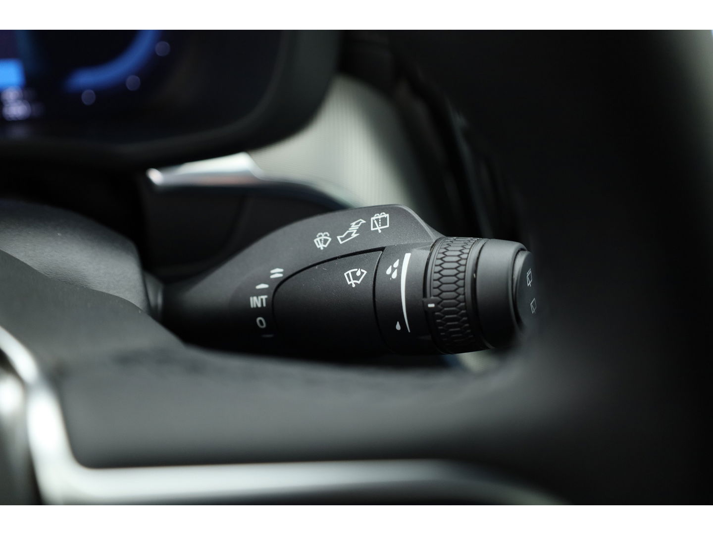 Volvo XC60 2.0 T8 Plug-in hybrid AWD Ultimate Dark | Luchtvering | HUD | Trekhaak | B&W | Pano | Pilot Assist |