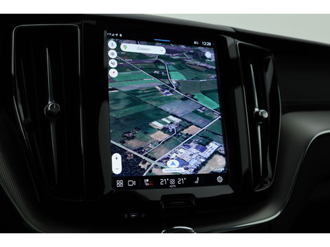 Volvo XC60 2.0 T8 Plug-in hybrid AWD Ultimate Dark | Luchtvering | HUD | Trekhaak | B&W | Pano | Pilot Assist |