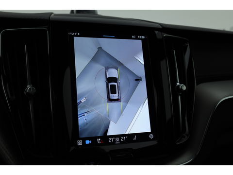 Volvo XC60 2.0 T8 Plug-in hybrid AWD Ultimate Dark | Luchtvering | HUD | Trekhaak | B&W | Pano | Pilot Assist |