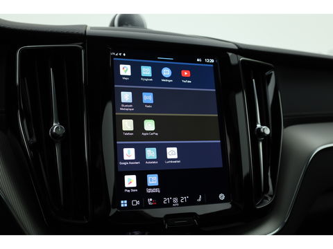Volvo XC60 2.0 T8 Plug-in hybrid AWD Ultimate Dark | Luchtvering | HUD | Trekhaak | B&W | Pano | Pilot Assist |
