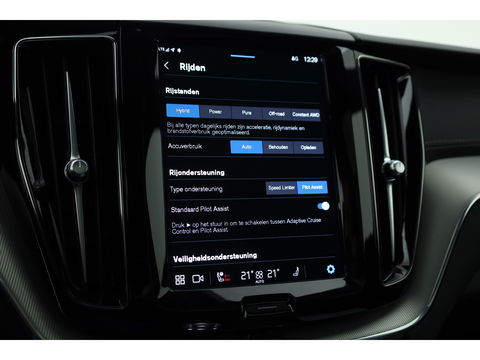 Volvo XC60 2.0 T8 Plug-in hybrid AWD Ultimate Dark | Luchtvering | HUD | Trekhaak | B&W | Pano | Pilot Assist |