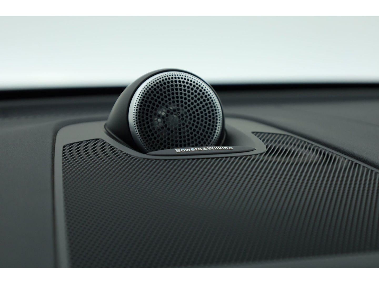Volvo XC60 2.0 T8 Plug-in hybrid AWD Ultimate Dark | Luchtvering | HUD | Trekhaak | B&W | Pano | Pilot Assist |