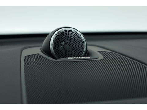 Volvo XC60 2.0 T8 Plug-in hybrid AWD Ultimate Dark | Luchtvering | HUD | Trekhaak | B&W | Pano | Pilot Assist |