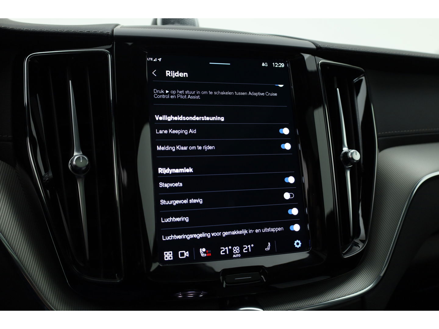 Volvo XC60 2.0 T8 Plug-in hybrid AWD Ultimate Dark | Luchtvering | HUD | Trekhaak | B&W | Pano | Pilot Assist |