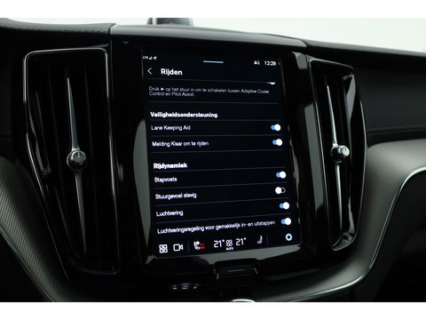 Volvo XC60 2.0 T8 Plug-in hybrid AWD Ultimate Dark | Luchtvering | HUD | Trekhaak | B&W | Pano | Pilot Assist |