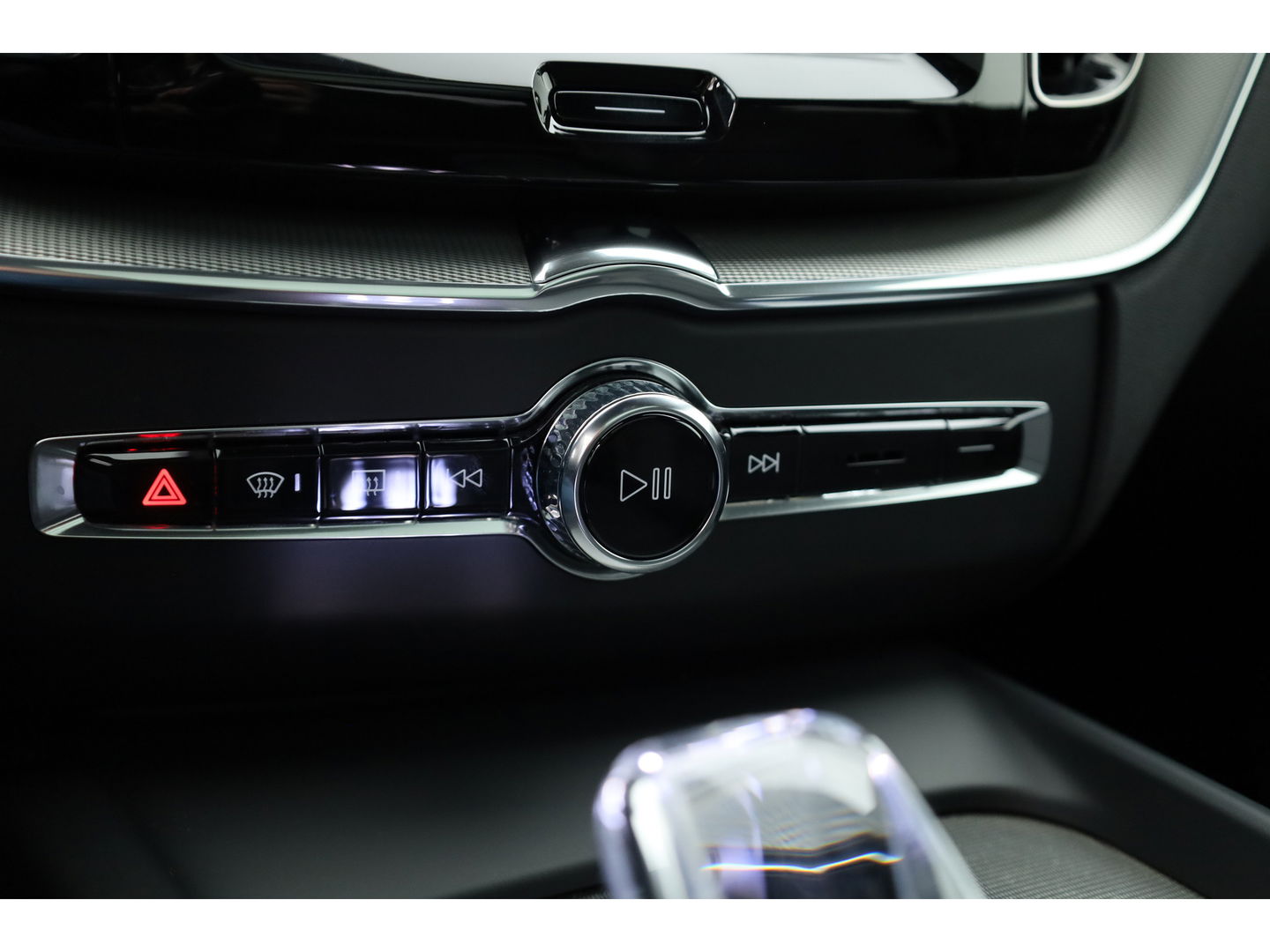Volvo XC60 2.0 T8 Plug-in hybrid AWD Ultimate Dark | Luchtvering | HUD | Trekhaak | B&W | Pano | Pilot Assist |