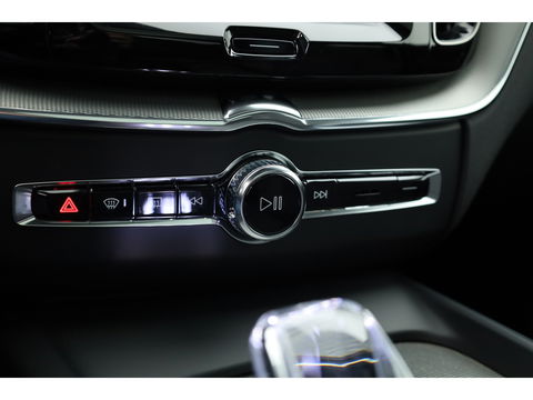 Volvo XC60 2.0 T8 Plug-in hybrid AWD Ultimate Dark | Luchtvering | HUD | Trekhaak | B&W | Pano | Pilot Assist |