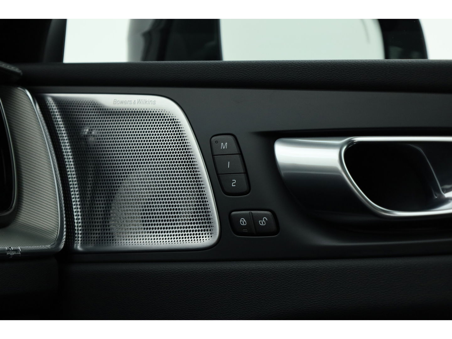 Volvo XC60 2.0 T8 Plug-in hybrid AWD Ultimate Dark | Luchtvering | HUD | Trekhaak | B&W | Pano | Pilot Assist |