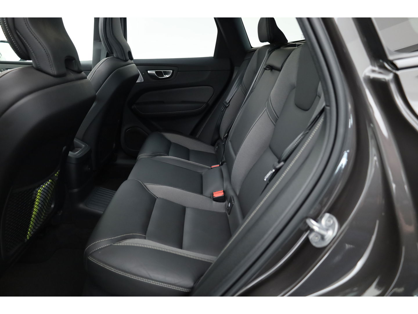 Volvo XC60 2.0 T8 Plug-in hybrid AWD Ultimate Dark | Luchtvering | HUD | Trekhaak | B&W | Pano | Pilot Assist |