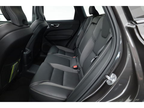 Volvo XC60 2.0 T8 Plug-in hybrid AWD Ultimate Dark | Luchtvering | HUD | Trekhaak | B&W | Pano | Pilot Assist |