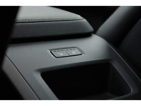 Volvo XC60 2.0 T8 Plug-in hybrid AWD Ultimate Dark | Luchtvering | HUD | Trekhaak | B&W | Pano | Pilot Assist |