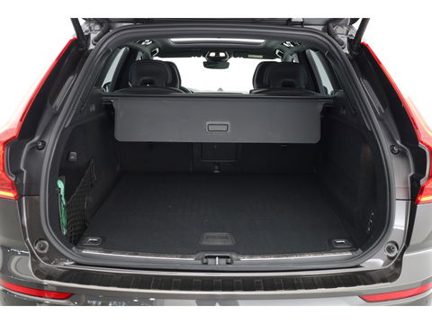 Volvo XC60 2.0 T8 Plug-in hybrid AWD Ultimate Dark | Luchtvering | HUD | Trekhaak | B&W | Pano | Pilot Assist |