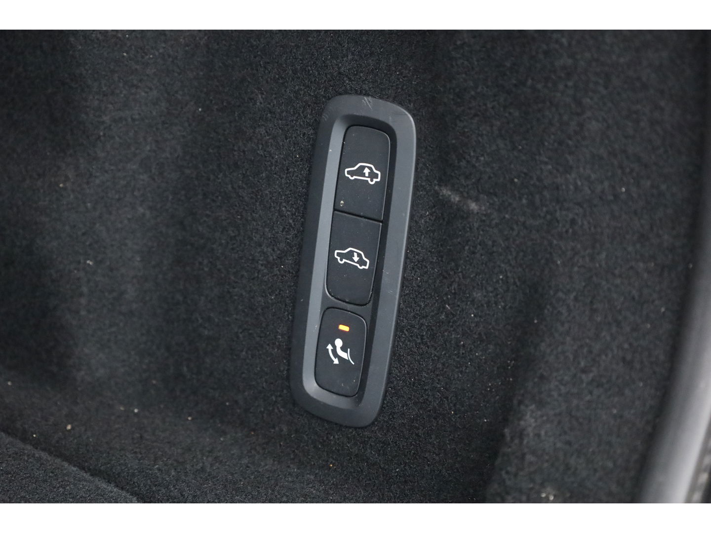 Volvo XC60 2.0 T8 Plug-in hybrid AWD Ultimate Dark | Luchtvering | HUD | Trekhaak | B&W | Pano | Pilot Assist |