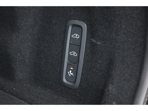 Volvo XC60 2.0 T8 Plug-in hybrid AWD Ultimate Dark | Luchtvering | HUD | Trekhaak | B&W | Pano | Pilot Assist |