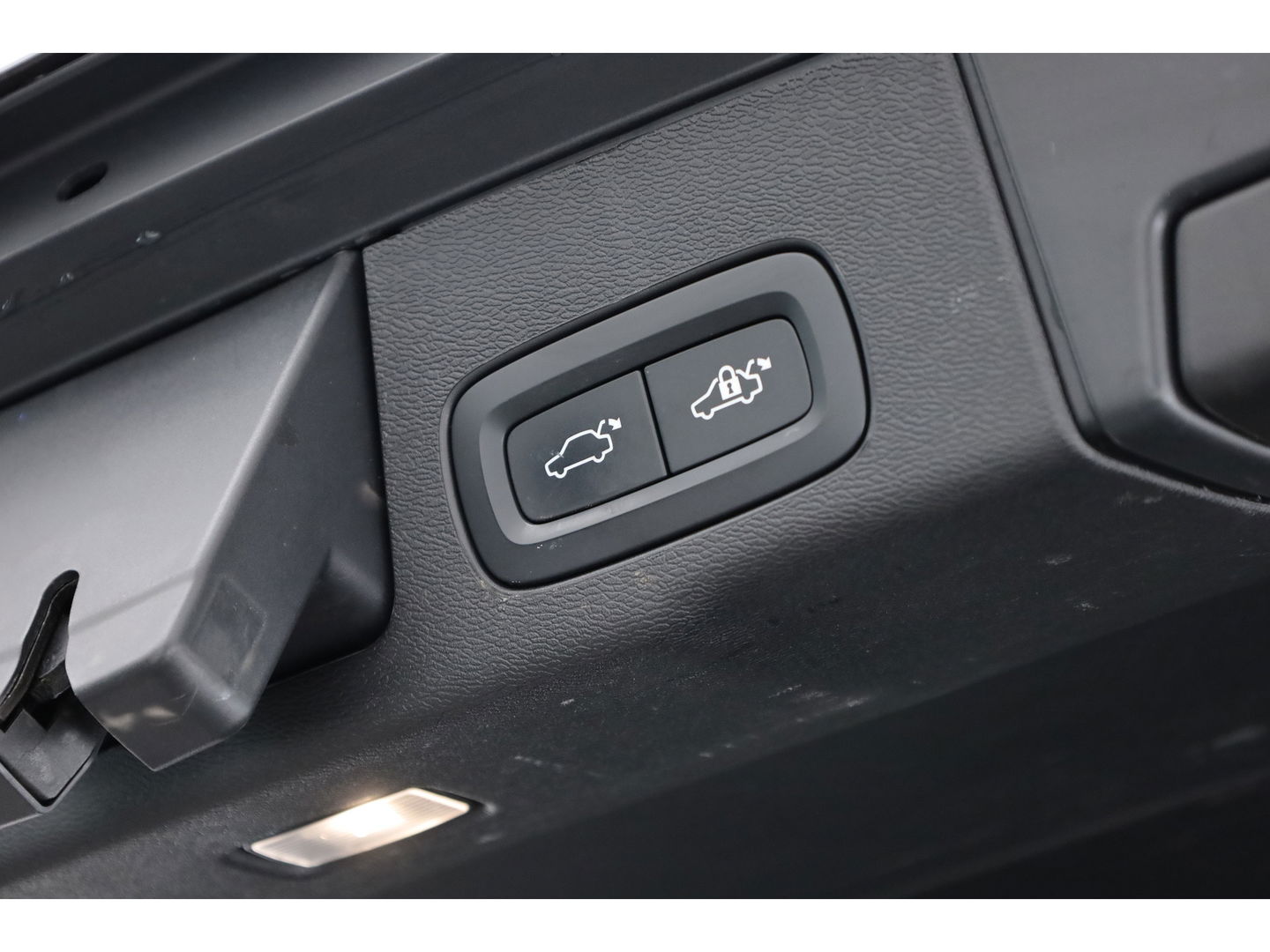 Volvo XC60 2.0 T8 Plug-in hybrid AWD Ultimate Dark | Luchtvering | HUD | Trekhaak | B&W | Pano | Pilot Assist |