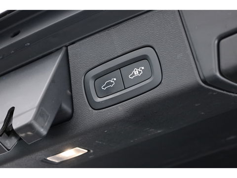 Volvo XC60 2.0 T8 Plug-in hybrid AWD Ultimate Dark | Luchtvering | HUD | Trekhaak | B&W | Pano | Pilot Assist |