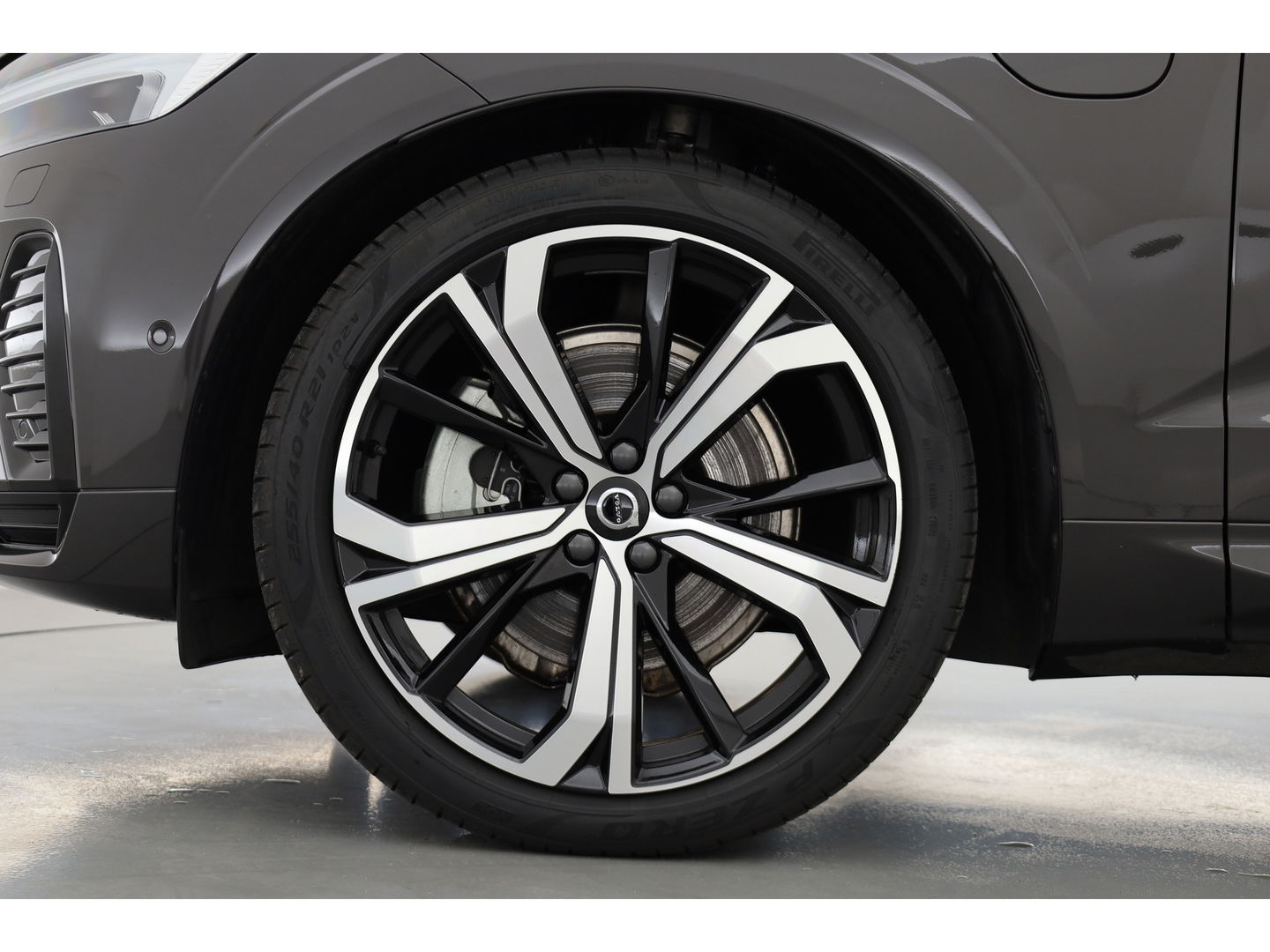 Volvo XC60 2.0 T8 Plug-in hybrid AWD Ultimate Dark | Luchtvering | HUD | Trekhaak | B&W | Pano | Pilot Assist |