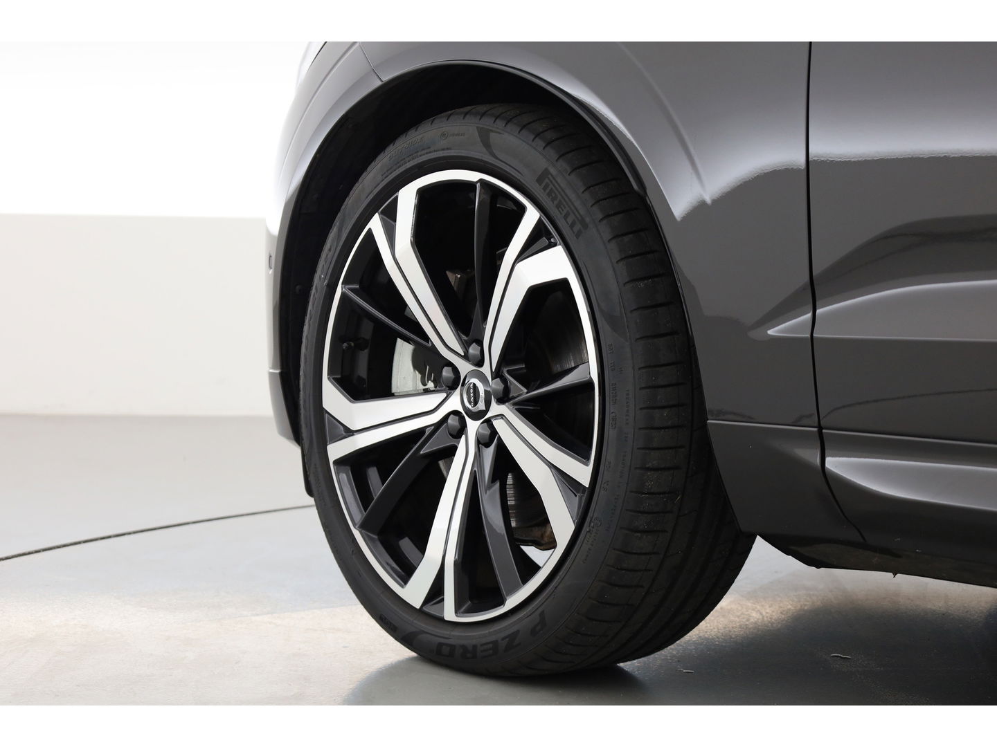 Volvo XC60 2.0 T8 Plug-in hybrid AWD Ultimate Dark | Luchtvering | HUD | Trekhaak | B&W | Pano | Pilot Assist |