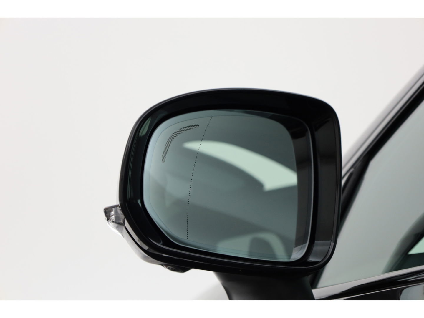 Volvo XC60 2.0 T8 Plug-in hybrid AWD Ultimate Dark | Luchtvering | HUD | Trekhaak | B&W | Pano | Pilot Assist |